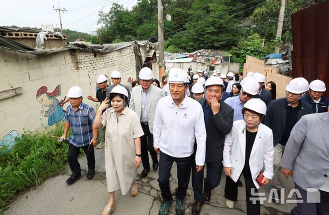 [서울=뉴시스] 황준선 기자 = 오세훈 서울시장이 9일 오전 서울 노원구 백사마을 재개발사업 현장을 방문해 현장을 둘러보고 있다. 2025.09.09. hwang@newsis.com