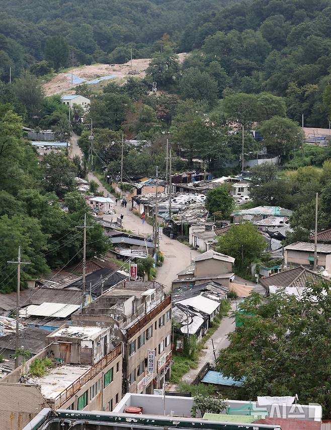 [서울=뉴시스] 황준선 기자 = 9일 오전 재개발 사업이 진행 중인 서울 노원구 백사마을 모습. 2025.09.09. hwang@newsis.com