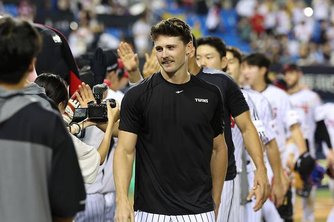 [서울=뉴시스] [서울=뉴시스] 프로야구 LG 트윈스 톨허스트가 30일 서울 잠실구장에서 열린 2025 신한 쏠뱅크  KBO리그 키움 히어로즈와의 경기에서 승리를 따낸 뒤 동료들과 기뻐하고 있다. (사진=LG 트윈스 제공) 2025.08.30. *재판매 및 DB 금지