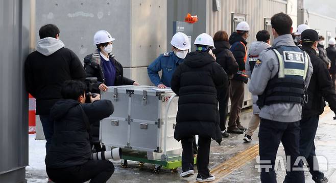 [서울=뉴시스] 김선웅 기자 = 1일 오전 서울 용산구 국립한글박물관 옥상에서 화재가 발생해 박물관 관계자들이 소장품을 인근 국립중앙박물관으로 이송하고 있다. 2025.02.01. mangusta@newsis.com