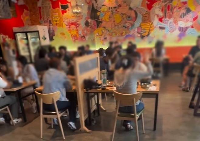 [서울=뉴시스] 그룹 'FT아일랜드' 출신 송승현(33)이 연예계 은퇴 후 미국에서 새로운 도전에 나섰다. 그는 가족이 운영하는 식당에서 밑바닥부터 배우며 서빙까지 직접 맡았고, 최근에는 한식 레스토랑 인수를 준비 중이라고 밝혔다. (사진=송승현 인스타그램 캡처) 2025.09.09. photo@newsis.com *재판매 및 DB 금지