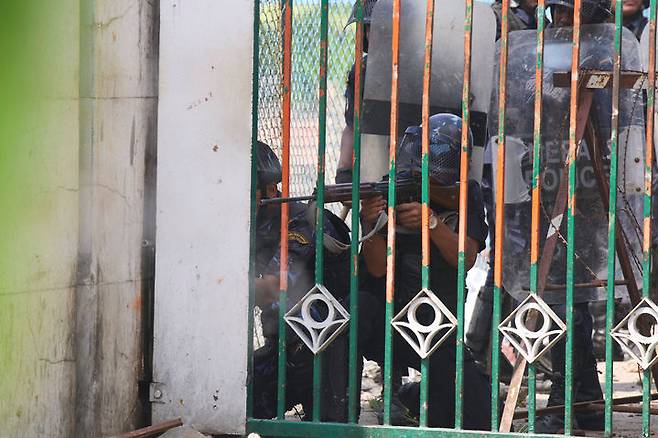 [카트만두=AP/뉴시스] 8일(현지 시간) 네팔 카트만두 의사당 건물에서 한 시위 진압 경찰관이 시위대를 향해 총기를 겨누고 있다. 시위대는 정부의 소셜미디어 금지에 항의하며 의회 진입을 시도했으며 이 과정에서 경찰의 총격을 받아 최소 10명이 숨지고 수십 명이 부상했다. 2025.09.09.