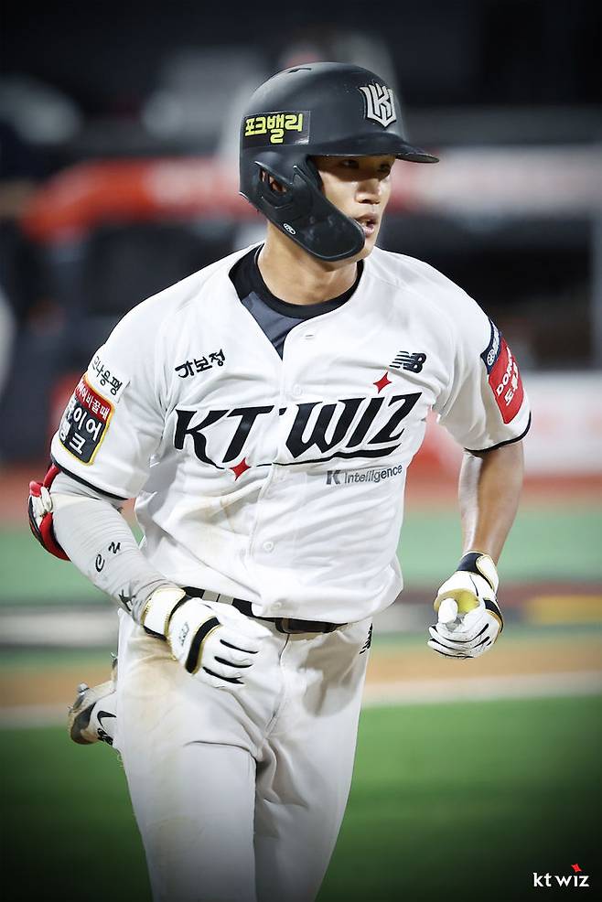 [서울=뉴시스] 프로야구 KT 위즈 안치영이 3일 수원 KT위즈파크에서 열린 2025 신한 쏠뱅크 KBO리그 롯데 자이언츠와의 경기에서 안타를 친 뒤 베이스를 돌고 있다. (사진=KT 위즈 제공) 2025.09.03. *재판매 및 DB 금지