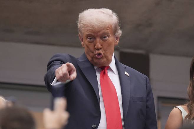 [뉴욕=AP/뉴시스]도널드 트럼프 미국 대통령이 7일(현지 시간) 뉴욕에서 열린 US오픈 테니스대회에 참석한 모습. 2025.09.08.