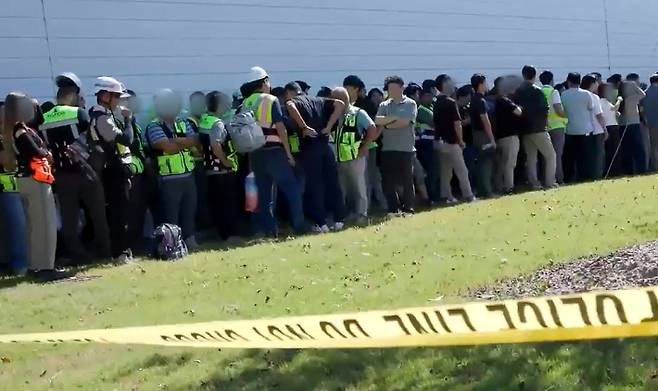 미국 이민 단속 당국이 홈페이지를 통해 지난 4일(현지시간) 조지아주 현대차그룹-LG에너지솔루션의 합작 배터리 공장 건설 현장에서 벌인 불법체류·고용 단속 현장 영상을 홈페이지에 공개했다. 미국 이민세관단속국 홈페이지 캡처