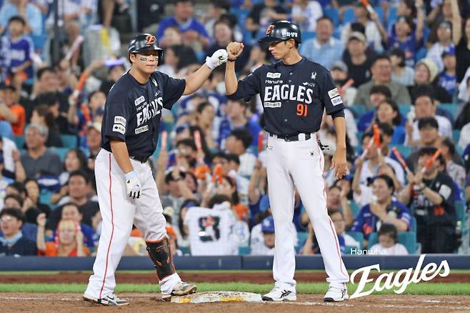 적시타를 치고 하이파이브 하는 한화의 노시환(사진 왼쪽). 한화 이글스 제공
