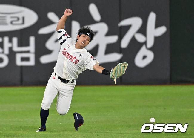 [OSEN=부산, 이석우 기자] 9일 부산 사직야구장에서 2025 신한 SOL 뱅크 KBO 리그 롯데 자이언츠와 한화 이글스의 경기가 열렸다. 홈팀 롯데는 박세웅이, 방문팀 한화는 와이스가 선발 출전했다.롯데 자이언츠 황성빈이 5회초 1사 3루 한화 이글스 문현빈의 타구를 놓치고 있다. 2025.09.09 / foto0307@osen.co.kr