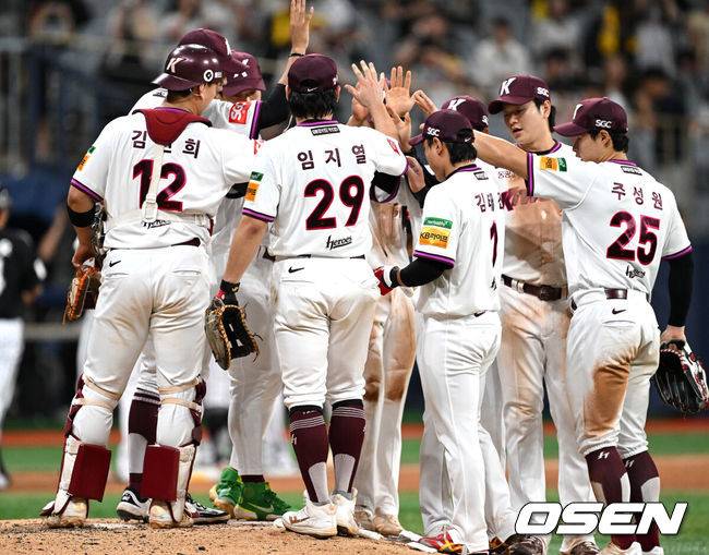 [OSEN=고척, 이대선 기자] 프로야구 최하위 키움 히어로즈가 1위 LG 트윈스에 뼈아픈 패배를 안겼다.&nbsp;키움은 9일 서울 고척스카이돔에서 열린 ‘2025 신한은행 SOL Bank KBO리그’ LG와의 경기에서 11-2로 승리했다.&nbsp;경기 종료 후 키움 선수들이 승리의 기쁨을 나누고 있다. 2025.09.09 /sunday@osen.co.kr