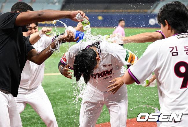 [OSEN=고척, 이대선 기자] 프로야구 최하위 키움 히어로즈가 1위 LG 트윈스에 뼈아픈 패배를 안겼다.&nbsp;키움은 9일 서울 고척스카이돔에서 열린 ‘2025 신한은행 SOL Bank KBO리그’ LG와의 경기에서 11-2로 승리했다.&nbsp;경기 종료 후 키움 박정훈이 동료들에게 첫 세이브 축하를 받고 있다. 2025.09.09 /sunday@osen.co.kr