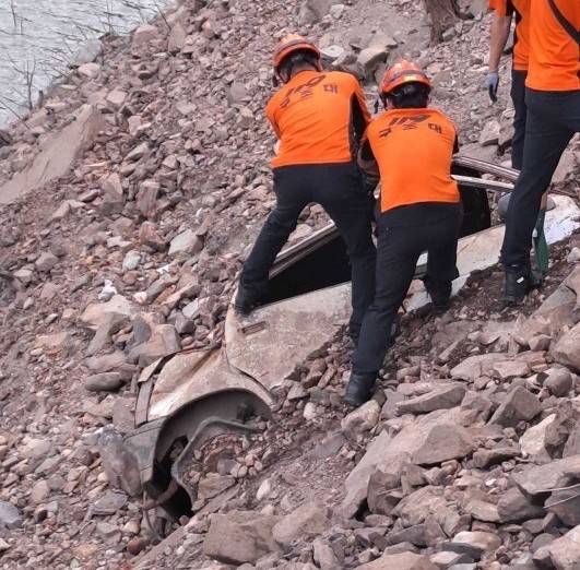 ▲강원 강릉시 오봉저수지 저수율이 연일 역대 최저치를 기록하면서 바닥을 드러내는 가운데 지난 9월3일 20여년 전 수해로 매몰된 차량이 발견됐다.사진은 지난 3일 강릉 오봉저수지서 발견된 차량. ⓒ연합뉴스