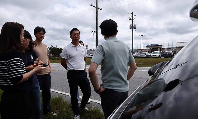 8일(현지시간) 미국 당국의 이민단속으로 체포된 현대차-LG엔솔 배터리공장 건설 현장 직원들이 수감돼 있는 조지아주 포크스턴의 이민세관단속국(ICE) 구금시설 앞에서 직원이 수감된 협력사 간부가 취재진과 인터뷰를 하고 있다. 연합뉴스