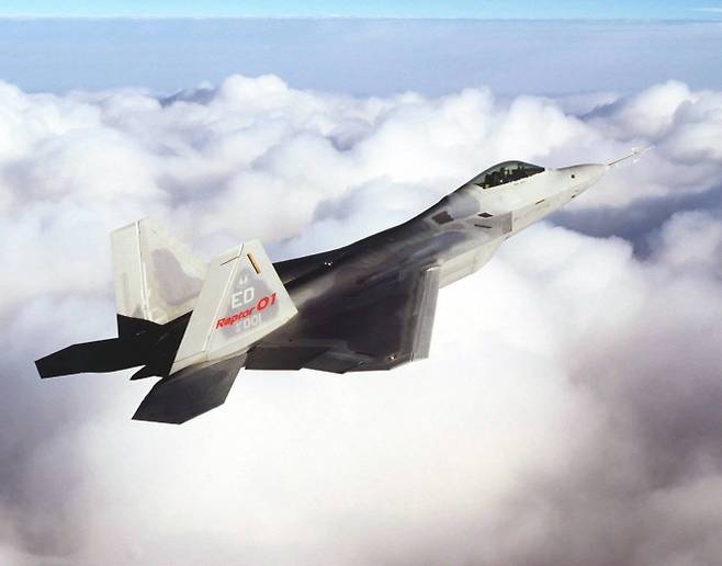 ‘랩터 01’ 꼬리마크가 붙은 F-22 초기 시제기가 시험 비행을 하고 있다. 미 국방부 제공