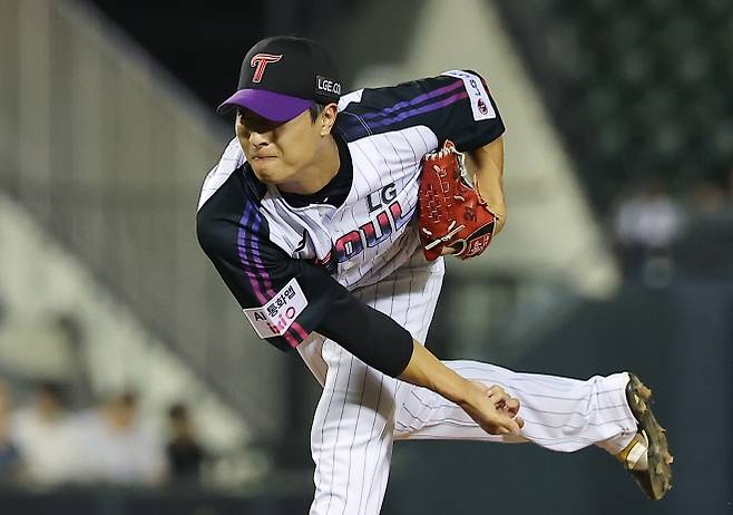 LG 트윈스 이정용이 지난달 29일 서울 잠실야구장에서 열린 2025 KBO리그 정규시즌 키움 히어로즈와의 홈 경기에서 공을 던지고 있다. 뉴스1