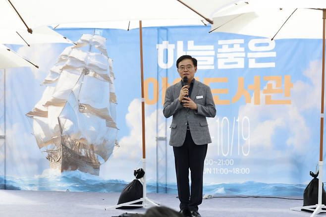 강서구 ‘하늘품은 야외도서관’ - 진교훈 서울 강서구청장이 지난 6일 마곡 문화의 거리에 조성된 ‘하늘품은 야외도서관’ 개막식에서 축사를 하고 있다.  강서구 제공