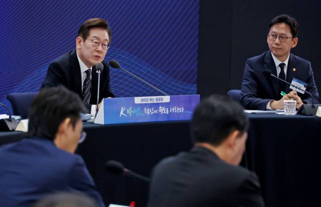 이재명 대통령이 5일 인천 송도 컨벤시아에서 열린 바이오 혁신 토론회에서 발언하고 있다. 오른쪽은 배경훈 과학기술정보통신부 장관. 연합뉴스