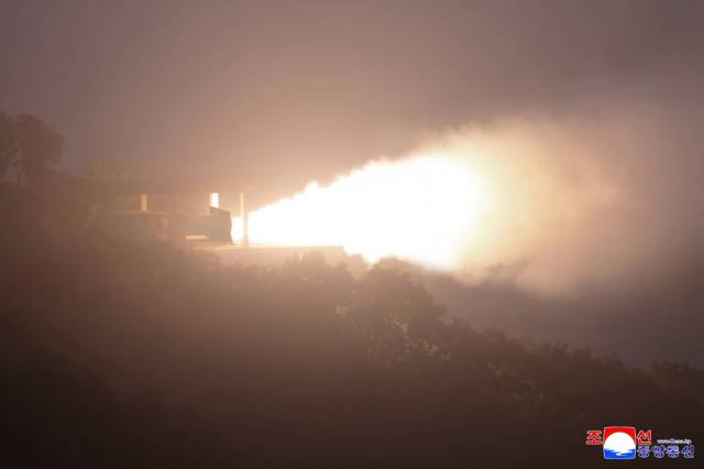 북한은 8일 김정은 국무위원장이 참관한 가운데 미사일총국이 화학재료연구원과 함께 탄소섬유복합재료를 이용한 대출력 고체발동기(엔진) 지상분출시험을 진행했다고 조선중앙통신이 9일 보도했다. 조선중앙통신·연합뉴스