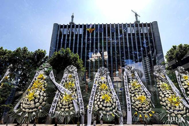 2022년 7월27일 경찰청 앞에 경찰국 신설을 반대하는 내용이 담긴 근조화환이 설치되어 있다. ⓒ시사IN 조남진