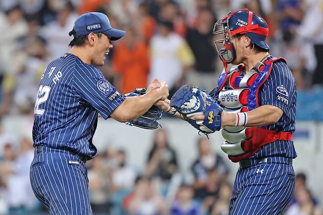 삼성 김재윤(왼쪽)은 전반기 부진으로 마음고생이 컸지만, 후반기 들어 180도 달라진 투구를 선보이며 기존의 위력을 되찾았다. 7일 대구 한화전에서 세이브를 따내며 6연속시즌 10세이브 고지를 밟은 뒤 포수 강민호와 하이파이브를 하는 김재윤. 사진제공｜삼성 라이온즈