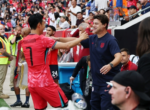 한국 축구대표팀 주장 손흥민이 7일 미국전에 앞서 마우리시오 포체티노 미국 감독과 포옹하고 있다. 연합뉴스