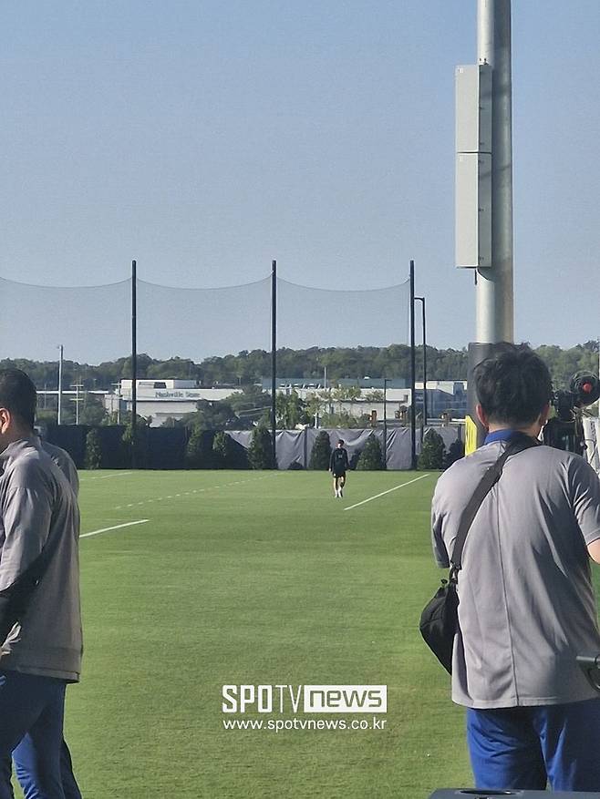 ▲ 홀로 멀리서 회복 러닝을 진행하는 손흥민 ⓒ장하준 기자