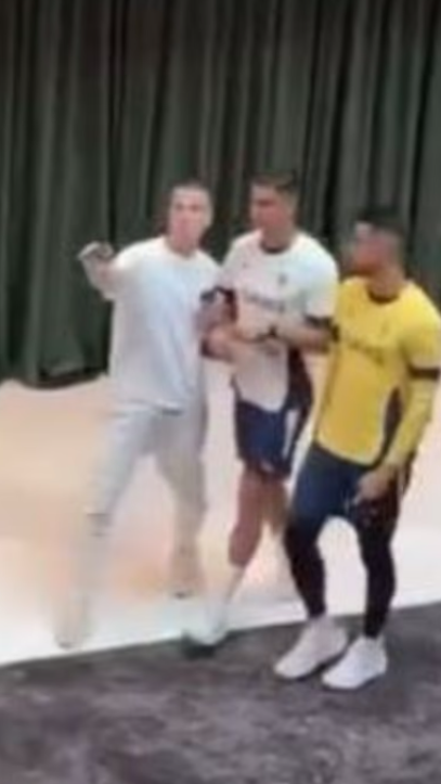 ▲ 어린 아이에게는 한없이 밝은 표정을 지어보이는 크리스티아누 호날두도 마냥 팬 앞이라고 웃는 건 아니다. 난데없이 난입한 팬에게 얼굴이 굳은 것은 물론이고 물리적인 행동도 보여줬다. 그에 따른 비판이 따르지만 옹호하는 팬들의 반응도 있다. ⓒ 데일리메일