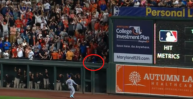 ▲ 야마모토 요시노부의 노히터를 무산시킨 잭슨 홀리데이의 홈런 타구. 우익수 앤디 파헤스가 직접 포구 대신 펜스플레이를 시도하고 있다. ⓒ 중계 화면 캡처