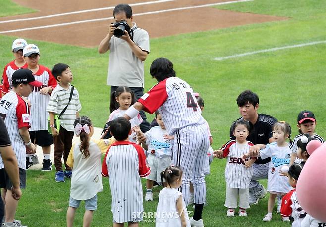 [영상] '아빠, 다치지만 말고~~V는 보너스' LG아빠 배웅하는 고사리손