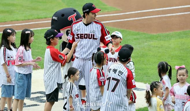 [영상] '아빠, 다치지만 말고~~V는 보너스' LG아빠 배웅하는 고사리손