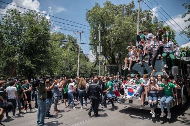 지난 2018 국제축구연맹(FIFA) 러시아 월드컵 조별리그 최종전에서 한국의 독일전 승리 덕분에 16강에 진출하자 멕시코 팬들이 태극기를 들며 고마움을 전하는 모습. /사진=라 시야 로타 홈페이지 캡처