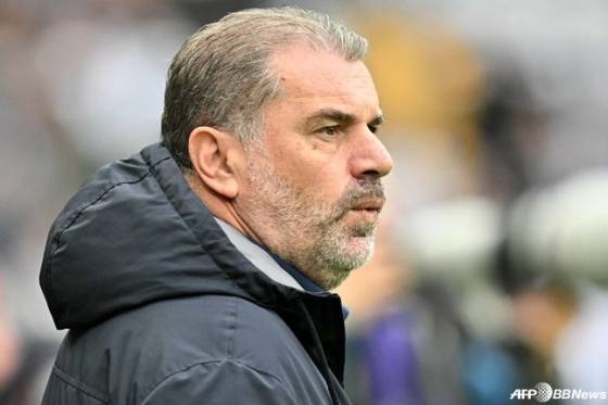 앙제 포스테코글루 감독이 지난 9월 영국 뉴캐슬의 세인트 제임스 파크에서 열린 토트넘 홋스퍼와 뉴캐슬 유나이티드의 2024~2025시즌 잉글랜드 프리미어리그(EPL) 3라운드 경기를 지켜보고 있다. /AFPBBNews=뉴스1