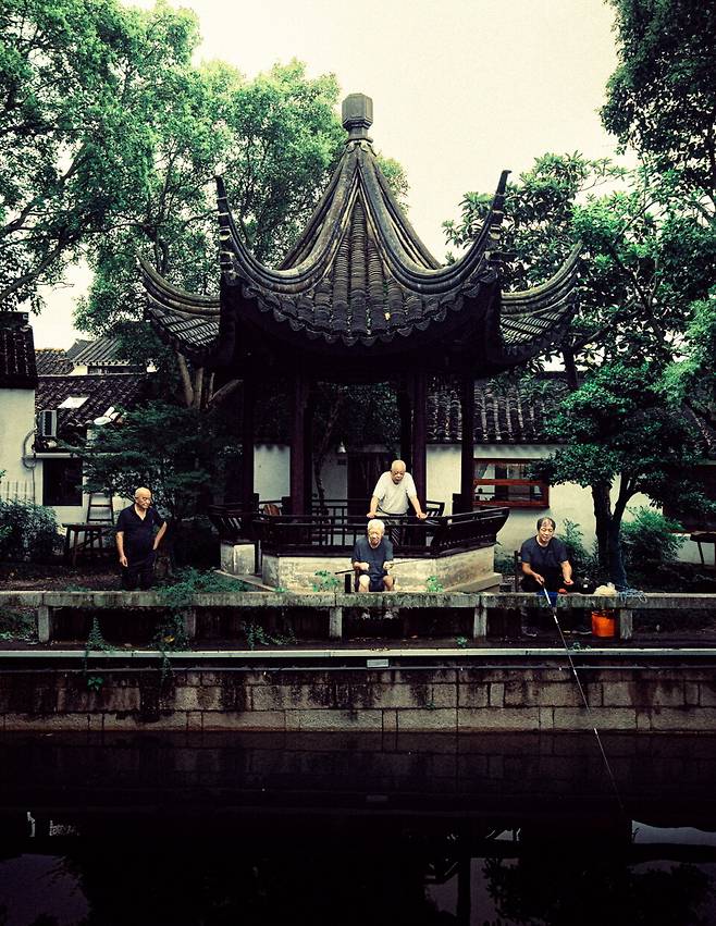 쑤저우의 풍경. 녹색빛 수로에는 놀랍게도 물고기가 가득하다