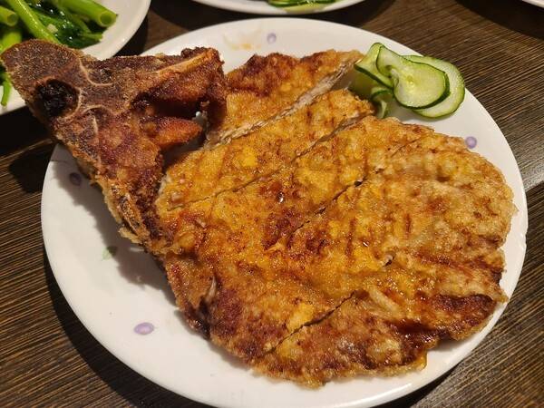 대만의 대표적인 음식 중 하나인 돼지갈비 튀김.