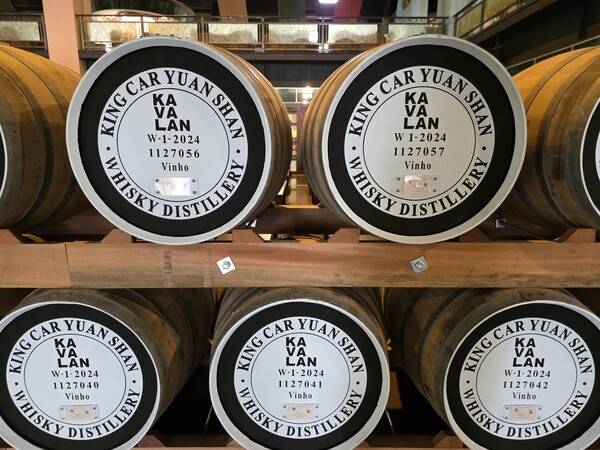 카발란 위스키가 오크통에서 숙성되고 있는 모습.