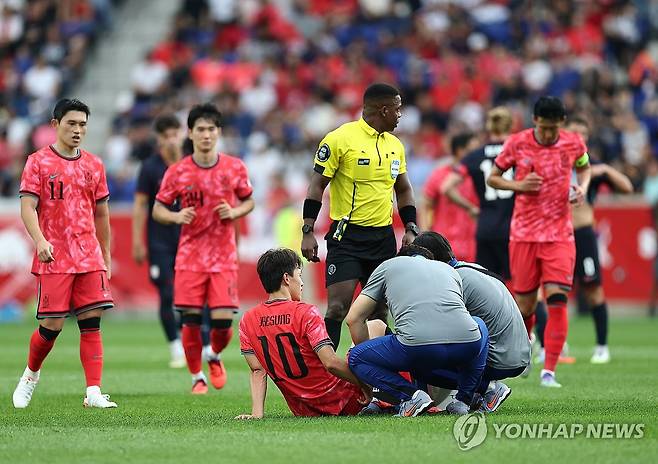 이재성, 부상으로 교체 (해리슨[미국 뉴저지주]=연합뉴스) 윤동진 기자 = 6일(현지시간) 미국 뉴저지주 해리슨 스포츠일러스트레이티드 스타디움에서 열린 한국 대 미국 친선경기에서 부상당한 한국 이재성이 그라운드에 앉아 있다. 2025.9.7 mon@yna.co.kr