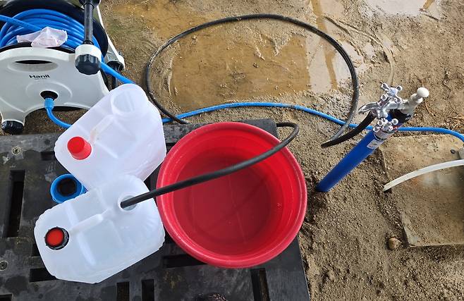 물통에 지하수 받는 모습 [독자 제공. 재판매 및 DB 금지]