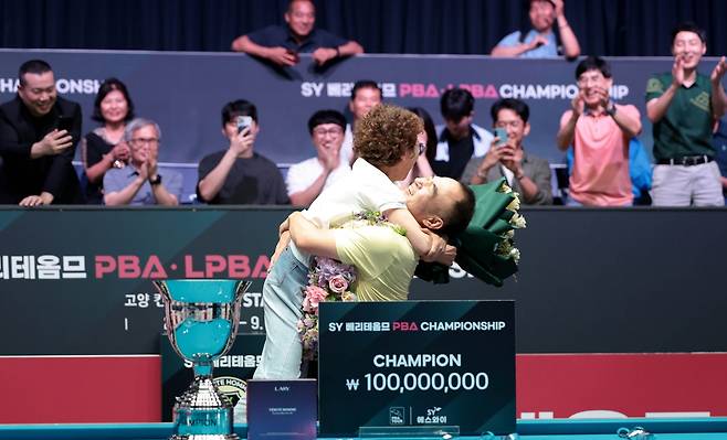 우승 트로피를 앞에 두고 아내를 번쩍 안아 올린 이승진 [PBA 제공. 재판매 및 DB 금지]
