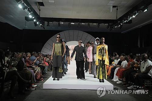 지난 7월 나이지리아 라고스에서 열린 패션쇼 [AP 연합뉴스 자료사진. 재판매 및 DB 금지]
