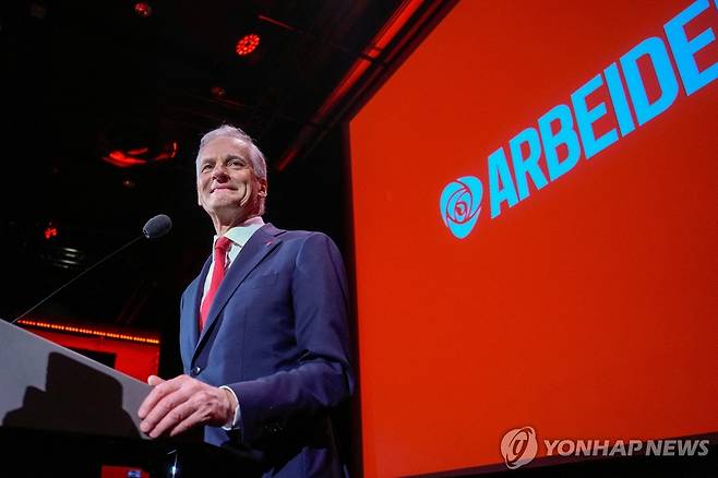 8일(현지시간) 노르웨이 총선 개표 행사에서 연설하는 요나스 가르 스퇴레 노르웨이 총리.[로이터=연합뉴스. 재판매 및 DB 금지]