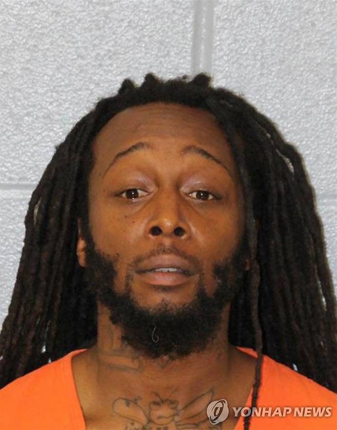 지난달 22일(현지시간) 미국 노스캐롤라이나주 샬럿에서 우크라이나 난민 이리나 자루츠카를 살해한 혐의를 받는 디칼로스 브라운.  [Mecklenburg County Sheriff's Office/Handout via REUTERS=연합뉴스. 재판매 및 DB금지]