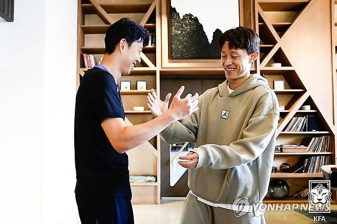 이재성, 부상으로 소속팀 조기 복귀 (서울=연합뉴스) 이달 A매치 기간 첫 경기인 미국과의 평가전에서 햄스트링(허벅지 뒤 근육)을 다쳐 소속팀으로 조기 복귀하는 축구 국가대표팀 이재성이 9일(한국시간) 미국 테네시주 내슈빌 대표팀 숙소를 떠나며 주장 손흥민과 인사를 나누고 있다. 2025.9.9 [대한축구협회 제공. 재판매 및 DB금지] photo@yna.co.kr