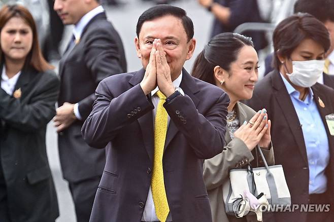 'VIP 수감논란' 탁신 전 태국 총리, 대법판결로 1년 교도소 실형 (방콕 AFP=연합뉴스) 탁신 친나왓 전 태국 총리가 9일(현지시간) 'VIP 수감' 논란과 관련해 대법원 선고 공판에 참석하기 위해 딸인 패통탄 친나왓 전 총리와 함께 태국 방콕 대법원에 도착했다.