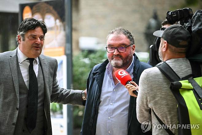 8일(현지시간) 변호사와 함께 프랑스 브장송 법원에 도착한 프레데리크 페시에(가운데) [AFP=연합뉴스]