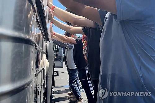 미국 이민당국이 공개한 조지아주 현대차공장 이민단속 장면 [EPA 연합뉴스 자료사진. 재판매 및 DB 금지]