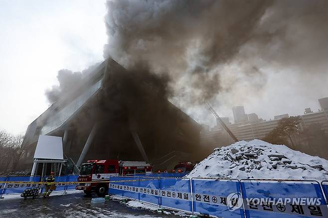 연기로 뒤덮인 국립한글박물관 (서울=연합뉴스) 김성민 기자 = 1일 오전 서울 용산구 국립한글박물관에서 불이 나 소방관들이 진화 작업을 펼치고 있다.  
    용산구청과 소방당국에 따르면 화재는 박물관 옥상에서 발생했으며, 많은 연기가 발생 중이다. 2025.2.1 ksm7976@yna.co.kr