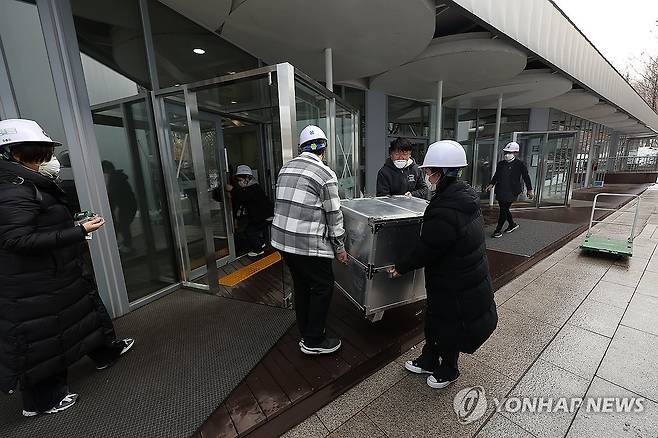 화재로 국립한글박물관 문화재 이송 (서울=연합뉴스) 김성민 기자 = 1일 오전 서울 용산구 국립한글박물관에서 불이 나 박물관 관계자들이 문화재를 다른 곳으로 이송하고 있다. 
    용산구청과 소방당국에 따르면 화재는 박물관 옥상에서 발생했으며, 많은 연기가 발생했다. 2025.2.1 ksm7976@yna.co.kr