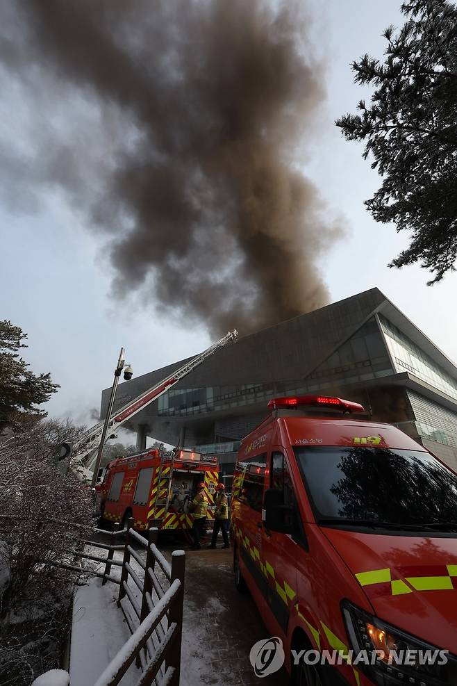 용산 국립한글박물관에 불 (서울=연합뉴스) 김성민 기자 = 1일 오전 서울 용산구 국립한글박물관에서 불이 나 소방관들이 진화 작업을 펼치고 있다.  
    용산구청과 소방당국에 따르면 화재는 박물관 옥상에서 발생했으며, 많은 연기가 발생 중이다. 2025.2.1 ksm7976@yna.co.kr