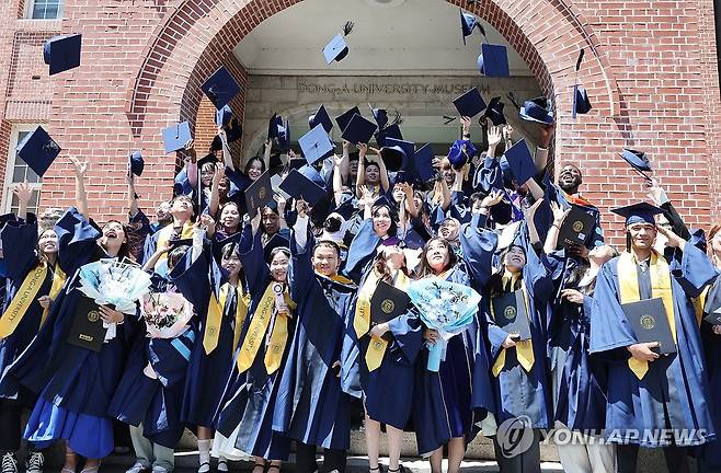 졸업식에 참석한 대학생들 [연합뉴스 자료사진]