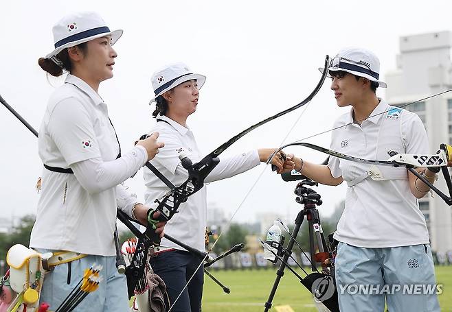 단체전 결승 진출 무산된 한국 양궁 여자 대표팀 (광주=연합뉴스) 김성민 기자 = 9일 광주 남구 광주국제양궁장에서 열린 2025 세계양궁선수권대회 리커브 여자 단체전 4강에서 한국 선수들이 패배한 후 아쉬워하고 있다. 왼쪽부터 강채영, 임시현, 안산. 2025.9.9 ksm7976@yna.co.kr