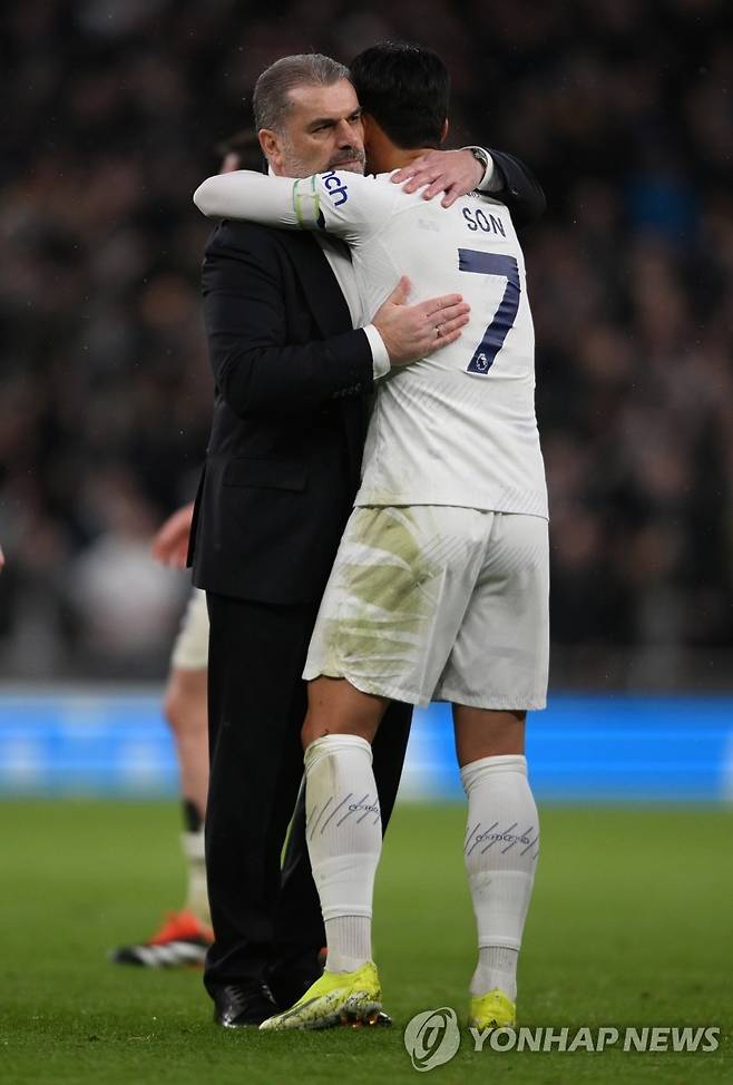 손흥민과 포옹하는 포스테코글루 감독 [EPA=연합뉴스]
