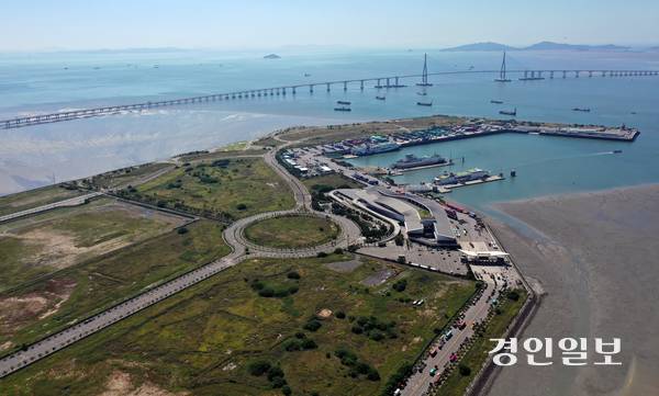 인천시는 이달 초 인천항만공사에 수도권 제2순환고속도로 인천~안산 구간 중 일부가 골든하버 부지를 관통할 수 있게 해달라는 내용의 협의 공문을 보냈다. 하지만 인천항만공사는 절대 수용할 수 없다는 입장이다. 사진은 골든하버 사업 대상지 전경. 2025.9.10 /조재현기자 jhc@kyeongin.com